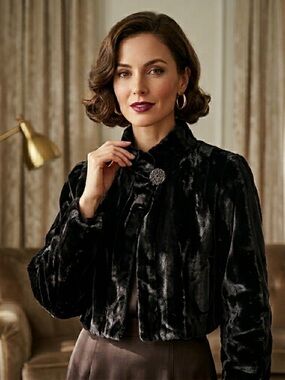 Cropped Black Faux-Fur Teddy Jacket with Decorative Clasp - Women